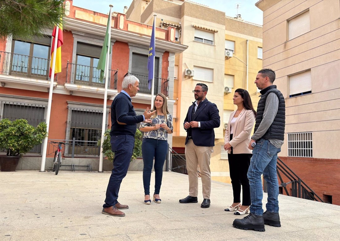 El presidente de Faeca en Granada, Fulgencio Torres, a la izquierda en la imagen, junto la alcaldesa de Gualchos-Castell de Ferro, Toñi Antequera, y, a su izquierda, el diputado provincial de Agua, Antonio Mancilla (DIPUTACIÓN)