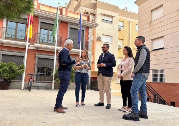 El presidente de Faeca en Granada, Fulgencio Torres, a la izquierda en la imagen, junto la alcaldesa de Gualchos-Castell de Ferro, Toñi Antequera, y, a su izquierda, el diputado provincial de Agua, Antonio Mancilla (DIPUTACIÓN)