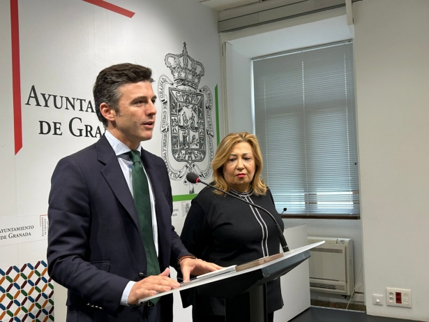 Jorge Saavedra y Rosario Pallarés tras la Junta de Gobierno (AYTO. GRANADA)