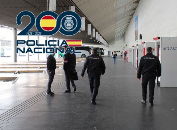Agentes de la Policía Nacional en la estación de autobuses (POLICÍA NACIONAL) Agentes de la Policía Nacional en la estación de autobuses (POLICÍA NACIONAL)
