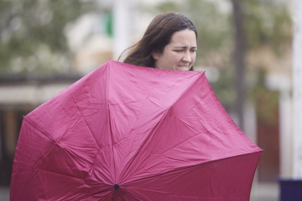 Una chica aguanta su paraguas durante la llegada de la borrasca. Imagen de archivo (JOAQUIN CORCHERO - EUROPA PRESS) Una chica aguanta su paraguas durante la llegada de la borrasca. Imagen de archivo (JOAQUIN CORCHERO - EUROPA PRESS)