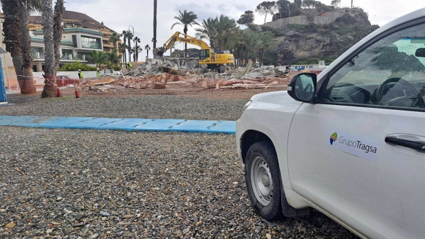 Demolición del chiringuito Calabré (AYUNTAMIENTO DE ALMUNÉCAR)