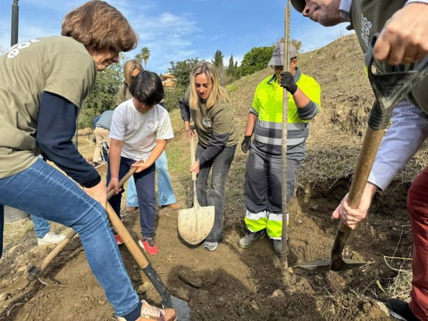 La alcaldesa de Granada, Marifrán Carazo, ha asistido este domingo a la primera plantación de árboles que se lleva a cabo en el Barranco de la Zorra (AYUNTAMIENTO DE GRANADA)