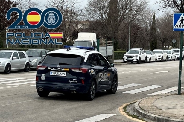 Vehículo de la Policía Nacional (POLICÍA NACIONAL) Vehículo de la Policía Nacional (POLICÍA NACIONAL)
