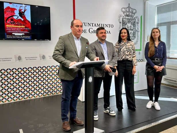 El coordinador de Cultura del Ayuntamiento de Granada, Juan García Montero, interviene en la rueda de prensa sobre la nueva `Carmen` de Bizet que ha programado el Isabel la Católica (AYUNTAMIENTO) El coordinador de Cultura del Ayuntamiento de Granada, Juan García Montero, interviene en la rueda de prensa sobre la nueva `Carmen` de Bizet que ha programado el Isabel la Católica (AYUNTAMIENTO)