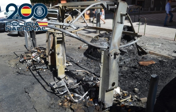 Contenedor quemado (POLICÍA NACIONAL) Contenedor quemado (POLICÍA NACIONAL)