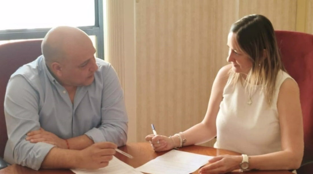 El alcalde de Salobreña, Javier Ortega, y la concejala de Subvenciones, María Rodríguez (AYUNTAMIENTO)