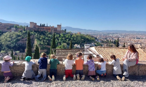Niños en el mirador de San Nicolás de Granada (AYUNTAMIENTO DE GRANADA)