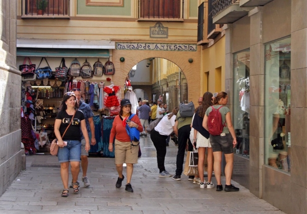 Turistas en la zona de la Alcaicería, en el centro de la capital granadina, en imagen de archivo (PATRONATO PROVINCIAL DE TURISMO)