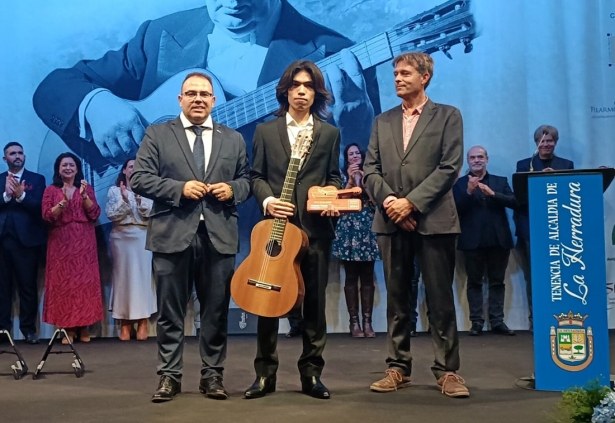 Fan Shilong Fan recibe el premio (AYTO. ALMUÑÉCAR ( Fan Shilong Fan recibe el premio (AYTO. ALMUÑÉCAR (