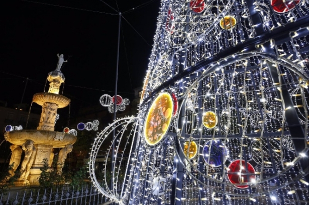 Luces de Navidad en Granada, en imagen de archivo (ÁLEX CÁMARA - EUROPA PRESS)