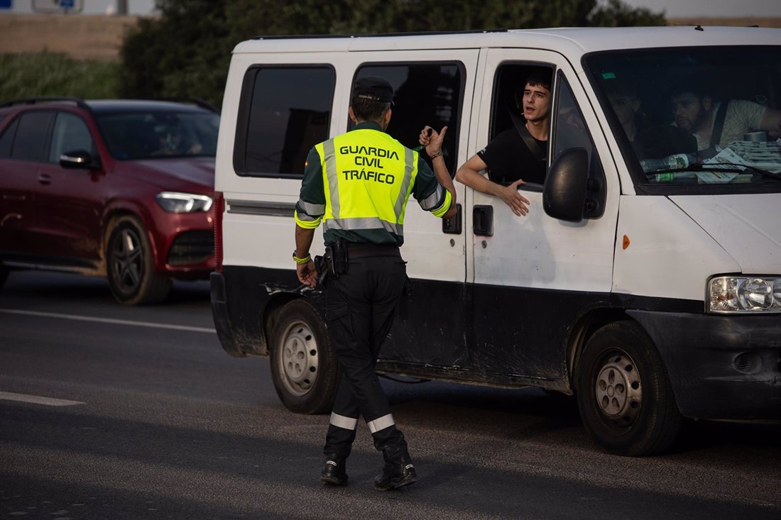  Un guardia civil regulando el tráfico (ALEJANDRO MARTÍNEZ VÉELZ /EUROPA PRESS)