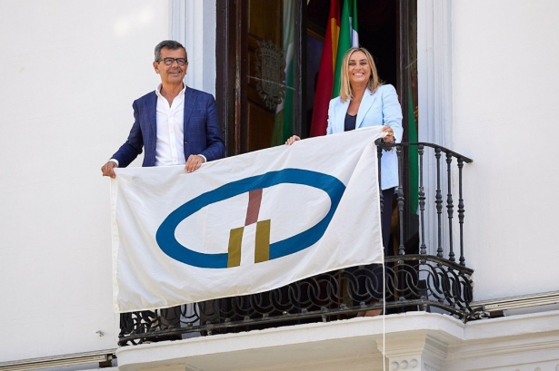 El concejal de Cultura, Juan Ramón Ferreira, en imagen de archivo con la alcaldesa de Granada, Marifrán Carazo, con la bandera de las Ciudades Patrimonio Mundial (AYUNTAMIENTO)