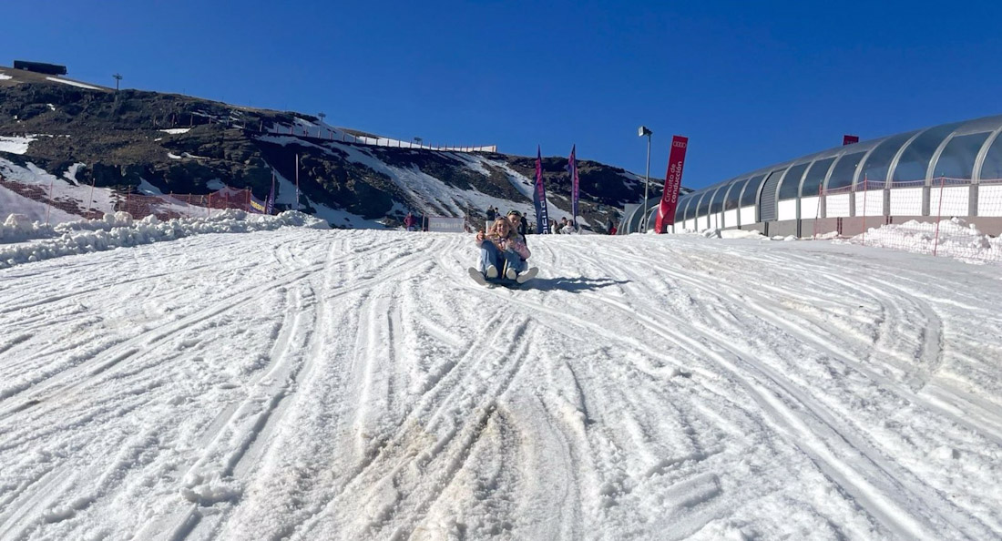 Personas disfrutan de Sierra Nevada con el trineo (CETURSA)