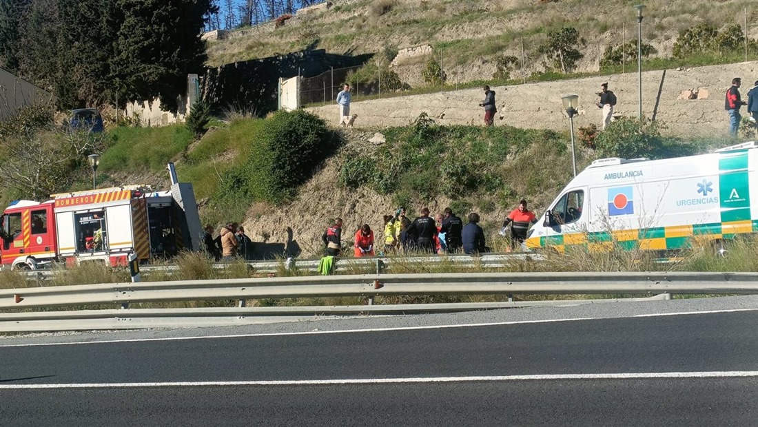 Los Bomberos de Almuñécar y el 061 intervienen en la N-340 este pasado lunes (AYUNTAMIENTO)