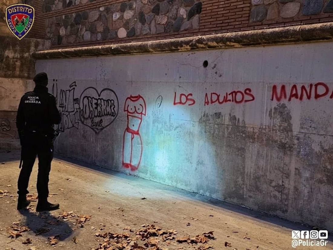 Pintada en el embarcadero del río Genil (PERFIL DE LA POLICÍA LOCAL EN LA RED SOCIAL X)