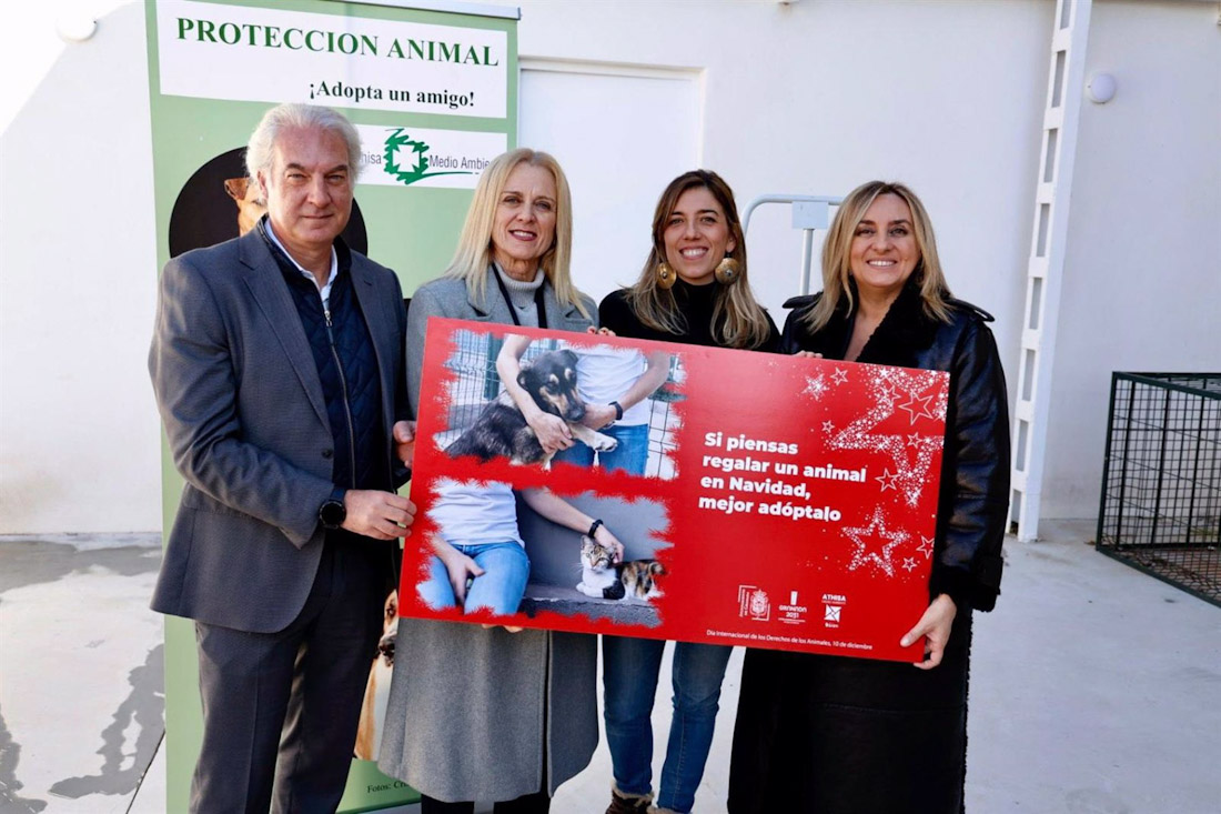 La alcaldesa de Granada, Marifrán Carazo, (1d) ha asistido a la presentación de la campaña de adopción responsable de perros y gatos (AYUNTAMIENTO)