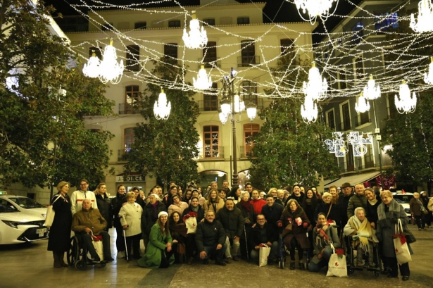 Mayores que han visitado el alumbrado navideño (AYTO. GRANADA)