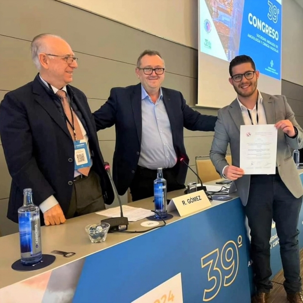 Mateo Vintimilla recoge el premio  (HUSC)