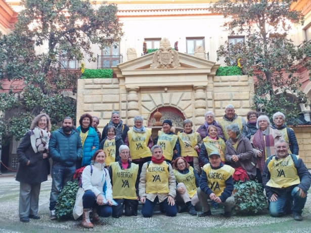 Activistas se encierran este pasado martes en el Ayuntamiento de Granada por `la falta de recursos` para personas sin hogar (APDHA)
