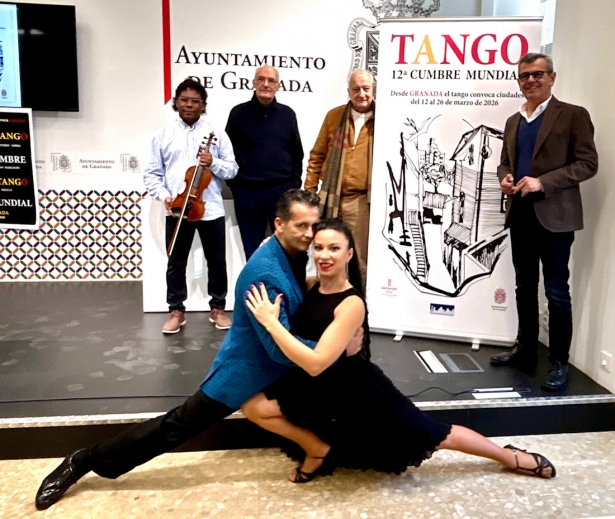 Rueda de prensa en el Ayuntamiento de Granada, ciudad que acogerá la 12ª Cumbre Mundial del Tango, con el edil de Cultura, Juan Ramón Ferreira, a la derecha en la imagen (AYUNTAMIENTO)