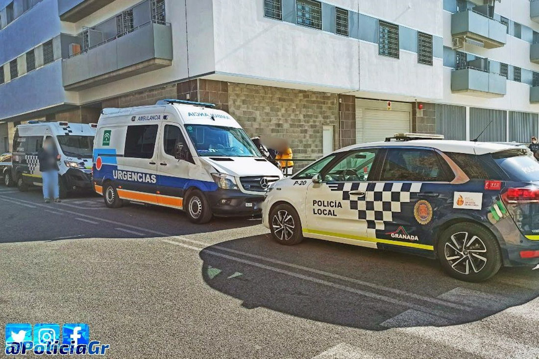 Coche de la Policía Local frente a una ambulancia, en imagen de archivo (POLICÍA LOCAL DE GRANADA)