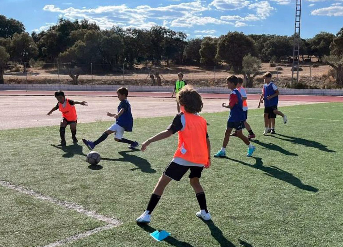 Niños de una escuela de fútbol, en imagen de archivo (AYUNTAMIENTO DE VALDEMORILLO)