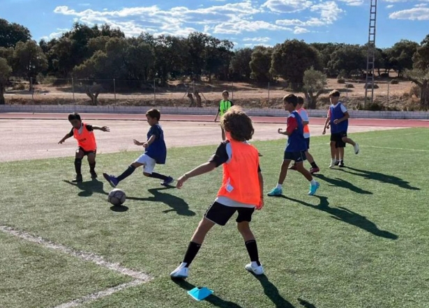 Niños de una escuela de fútbol, en imagen de archivo (AYUNTAMIENTO DE VALDEMORILLO)