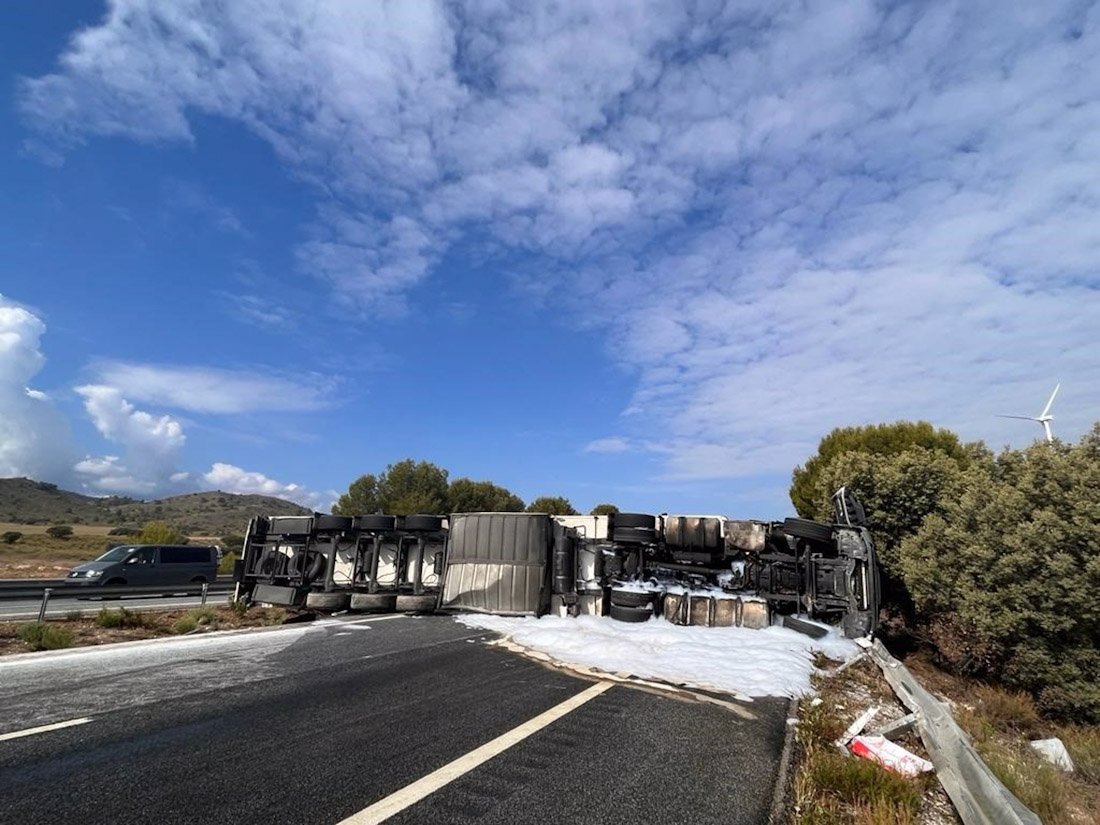 Tráiler volcado en la A-92N en imagen de archivo (AYUNTAMIENTO)