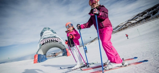 Esquiadoras en la estación de esquí de Sierra Nevada, en imagen de archivo (CETURSA SIERRA NEVADA)