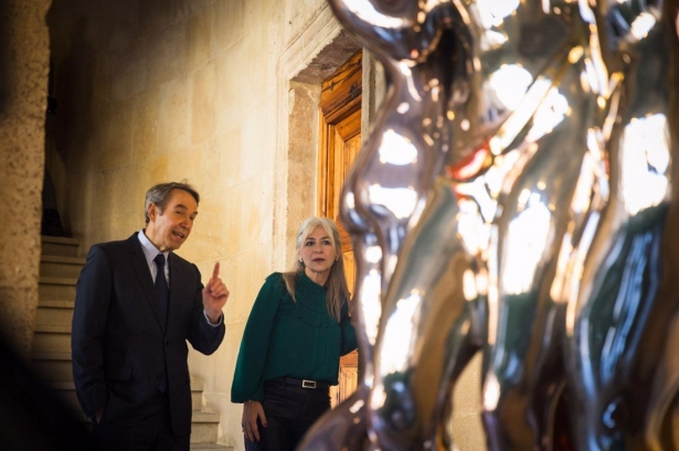 La consejera de Cultura, Patricia del Pozo, atiende las indicaciones del artista Jeff Koons (JUNTA)