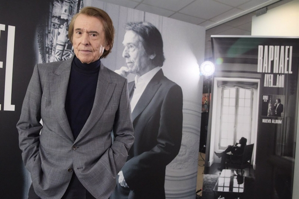 Raphael, durante la presentación de su álbum ‘Ayer... aún’, en las oficinas de Universal, a 22 de noviembre de 2024 (JESÚS HELLÍN - EUROPA PRESS) Raphael, durante la presentación de su álbum ‘Ayer... aún’, en las oficinas de Universal, a 22 de noviembre de 2024 (JESÚS HELLÍN - EUROPA PRESS)