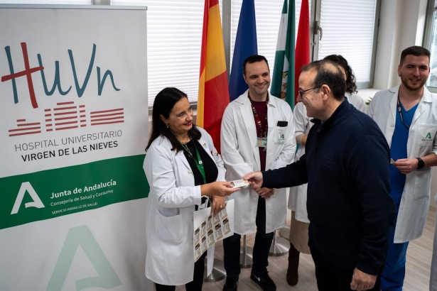 El lotero Jesús Ibáñez regala 20 décimos de lotería a los sanitarios que le salvaron la vida (JUNTA DE ANDALUCÍA)