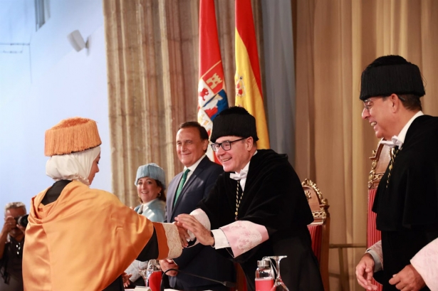 El rector de la UGR, Pedro Mercado, saluda a una universitaria en presencia del consejero de Universidad, Investigación e Innovación, José Carlos Gómez Villamandos (ROCÍO RUÍZ / EUROPA PRESS) El rector de la UGR, Pedro Mercado, saluda a una universitaria en presencia del consejero de Universidad, Investigación e Innovación, José Carlos Gómez Villamandos (ROCÍO RUÍZ / EUROPA PRESS)