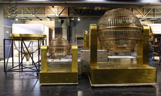 Los bombos y el resto de elementos llegan al Teatro Real de Madrid para el Sorteo Extraordinario de Navidad (MARTA FERNÁNDEZ/EUROPA PRESS ( Los bombos y el resto de elementos llegan al Teatro Real de Madrid para el Sorteo Extraordinario de Navidad (MARTA FERNÁNDEZ/EUROPA PRESS (