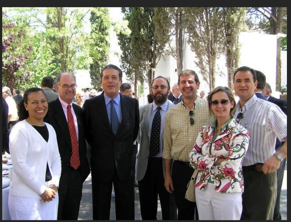 Federico Mayor Zaragoza junto a investigadores de la EEZ-CSIC en su visita con motivo del 50 aniversario del centro (EEZ)