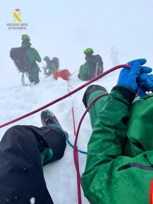 Rescate de un escalador por el GREIM en imagen de archivo (GUARDIA CIVIL) Rescate de un escalador por el GREIM en imagen de archivo (GUARDIA CIVIL)