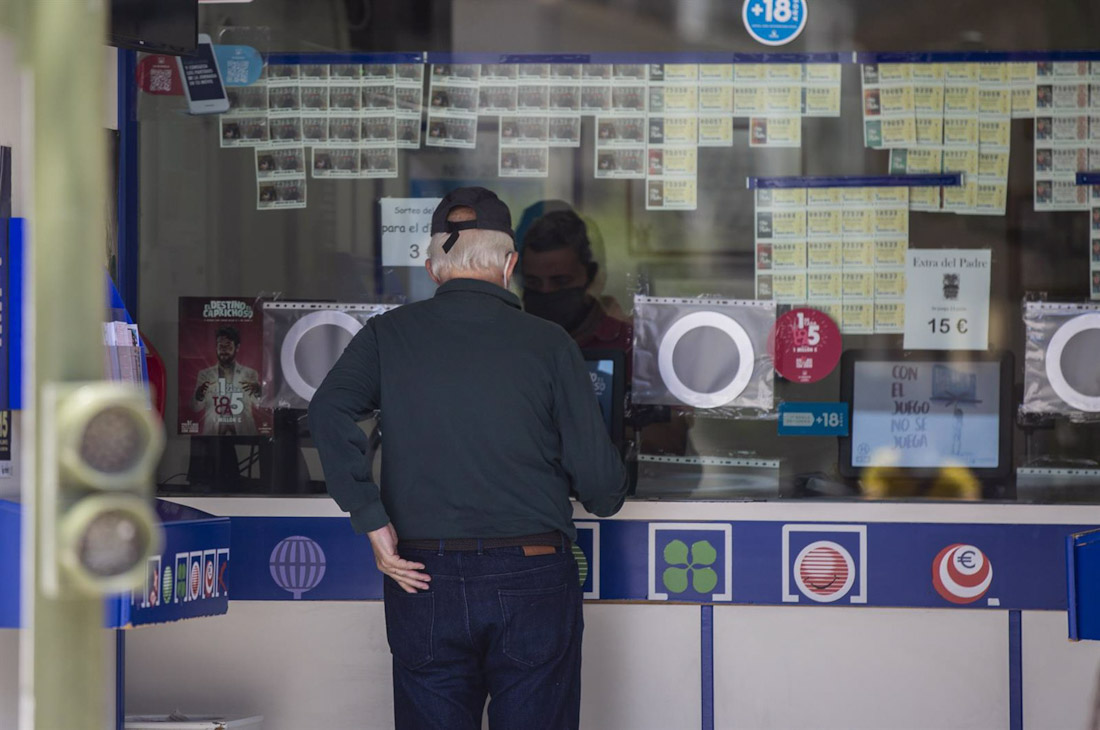 Dos personas compran lotería en una Administración. Imagen de archivo (MARÍA JOSÉ LÓPEZ - EUROPA PRESS)