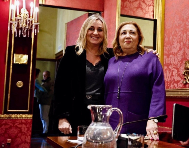 La alcaldesa de Granada, Marifrán Carazo, a la izquierda en la imagen, y la concejal de Economía, Rosario Pallarés (AYUNTAMIENTO)
