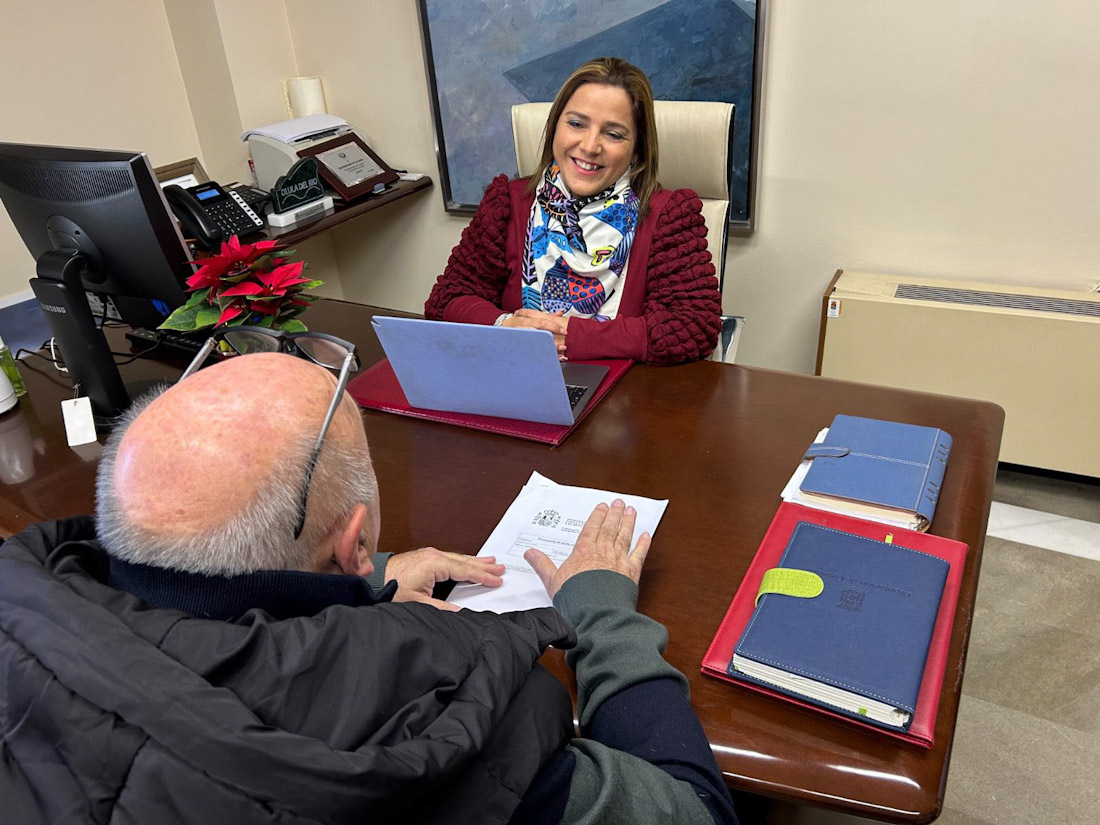 La alcaldesa de La Zubia, Puri López (AYUNTAMIENTO)