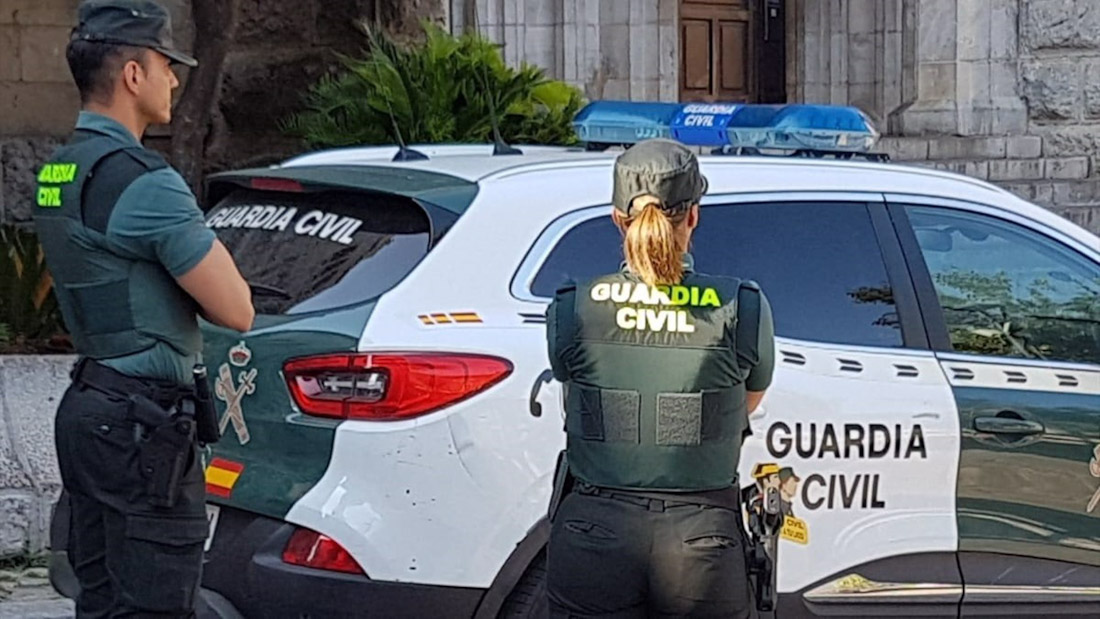 Una agente y un coche de la Guardia Civil, en imagen de archivo (GUARDIA CIVIL)