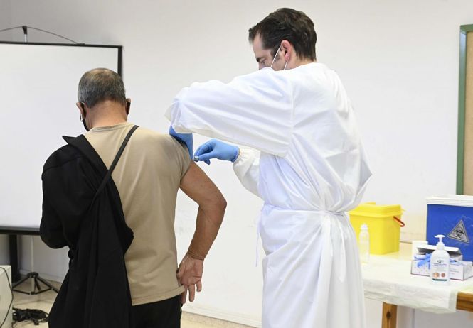 Un sanitario vacuna a un paciente (AYTO. ARMILLA)