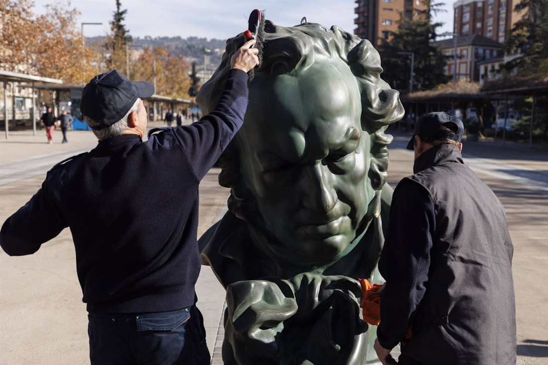 Imágenes de las estatuas y la exposición fotográfica conmemorativa de los Premios Goya en las calles de Granada. Imagen de archivo (ÁLEX CÁMARA - EUROPA PRESS)
