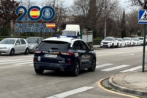 Vehículo de la Policía Nacional (POLICÍA NACIONAL) Vehículo de la Policía Nacional (POLICÍA NACIONAL)