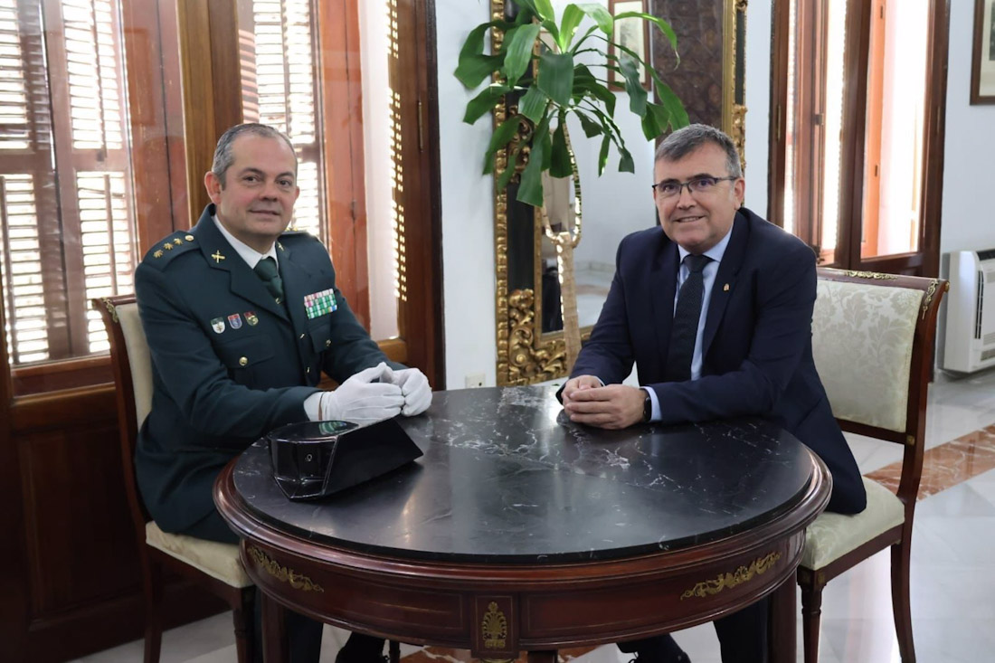 El flamante jefe de la Guardia Civil de Granada, Francisco Javier Arteaga, y el subdelegado del Gobierno en la provincia, José Antonio Montilla (GUARDIA CIVIL)