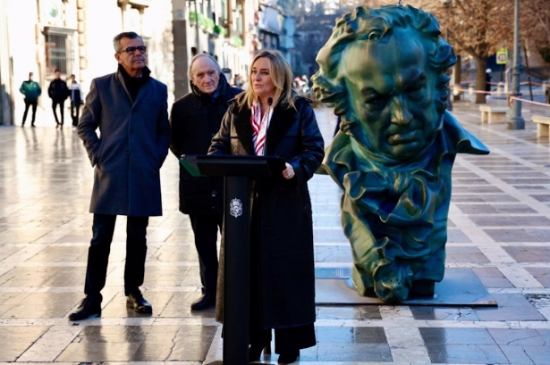 La alcaldesa de Granada, Marifrán Carazo, comparece ante los medios en Plaza Nueva (AYTO. GRANADA)