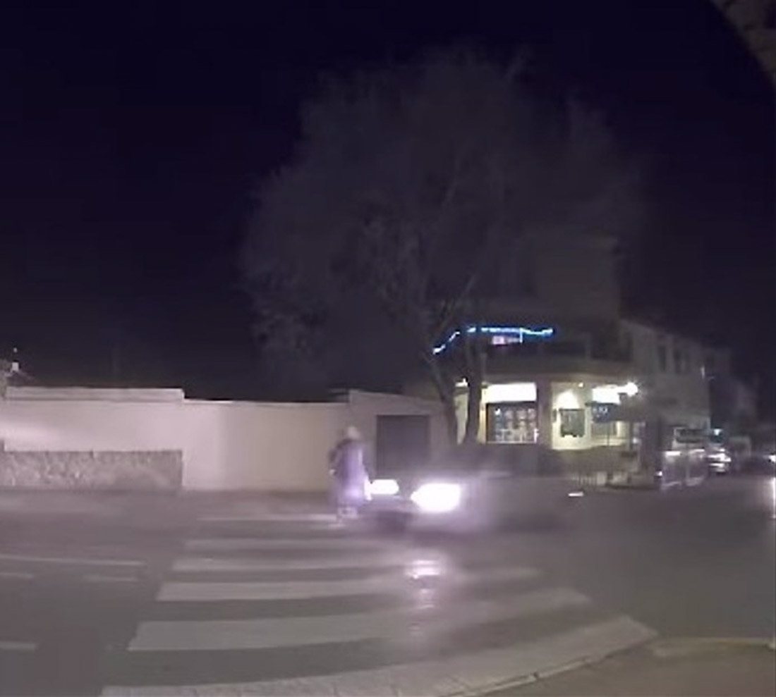 Imagen del momento del atropello a una mujer en Ogíjares (POLICÍA LOCAL OGÍJARES)