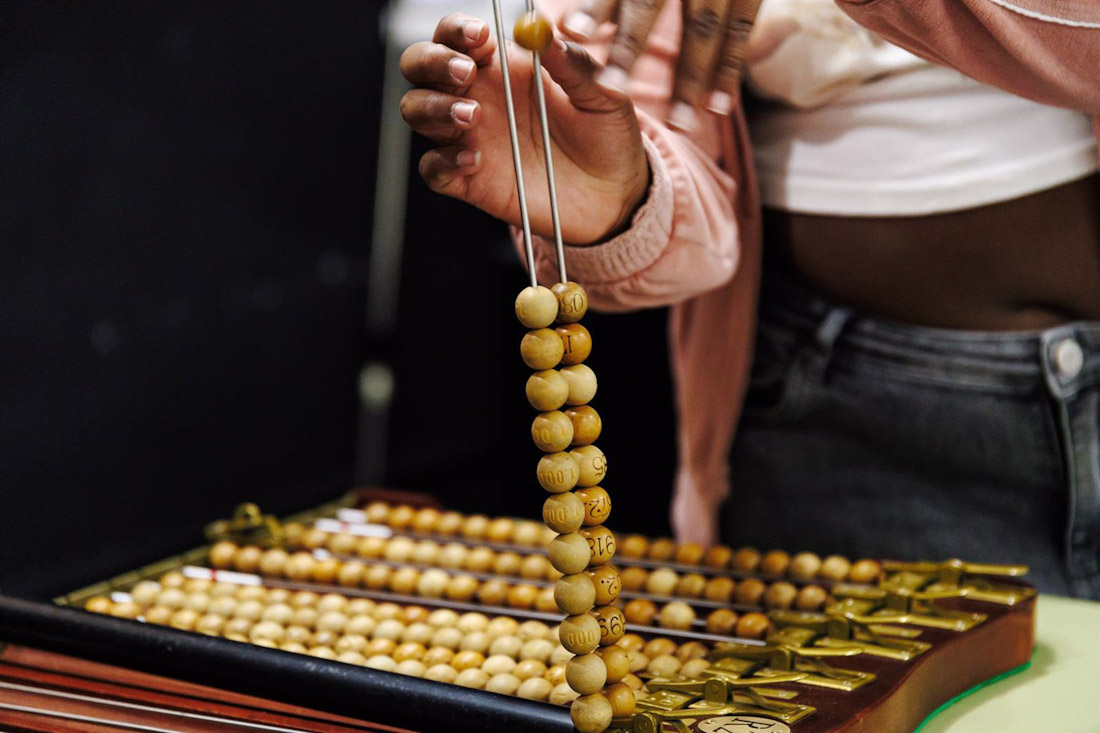 Una niña ensaya el Sorteo Extraordinario de la Lotería de Navidad, en el colegio de San Ildefonso (CARLOS LUJÁN - EUROPA PRESS)