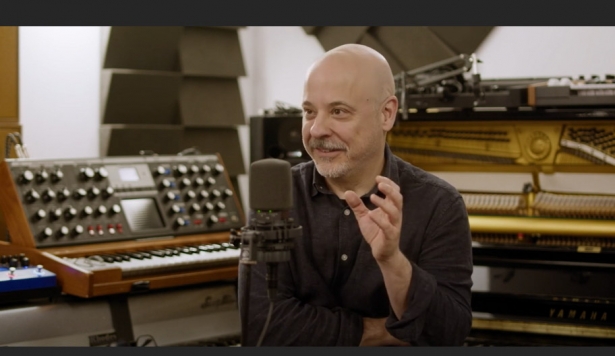 Sergio de la Puente en su estudio Wavehill Studio durante la entrevista con Eva Gamallo (GRANADA ES CINE)