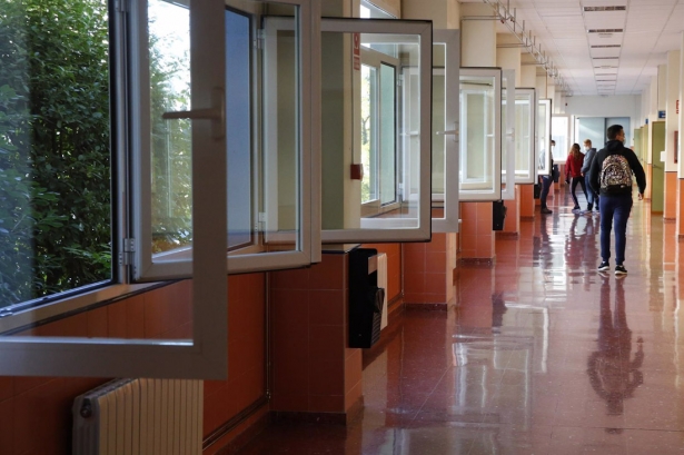 Pasillos de una facultad de la Universidad de Granada. Archivo (ÁLEX CÁMARA-EUROPA PRESS)